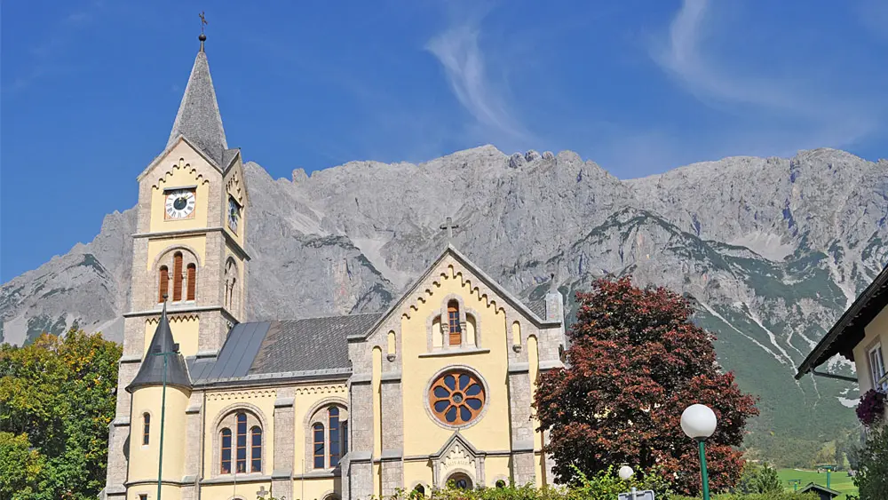Außenansicht der Evangelischen Pfarrkirche Ramsau am Dachstein