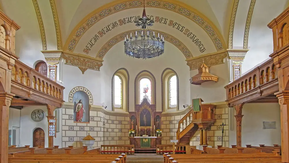 Blick in den Innenraum der Evangelischen Pfarrkirche in Ramsau am Dachstein