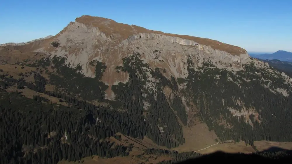 Blick vom westlich gelegenen Ochsenhofer Kopf auf die Südseite des Hohen Ifen