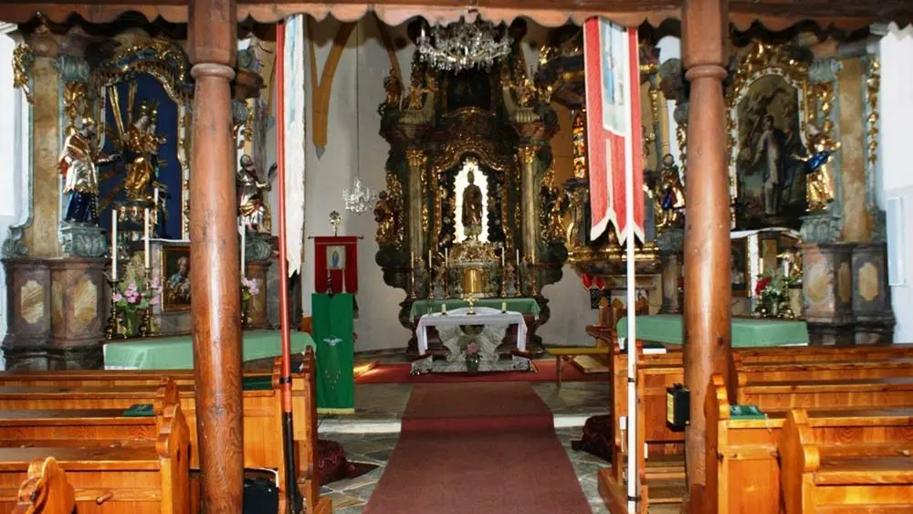 Blick in den Innenraum der Pfarrkirche St. Jakobus der Ältere in Neuhaus