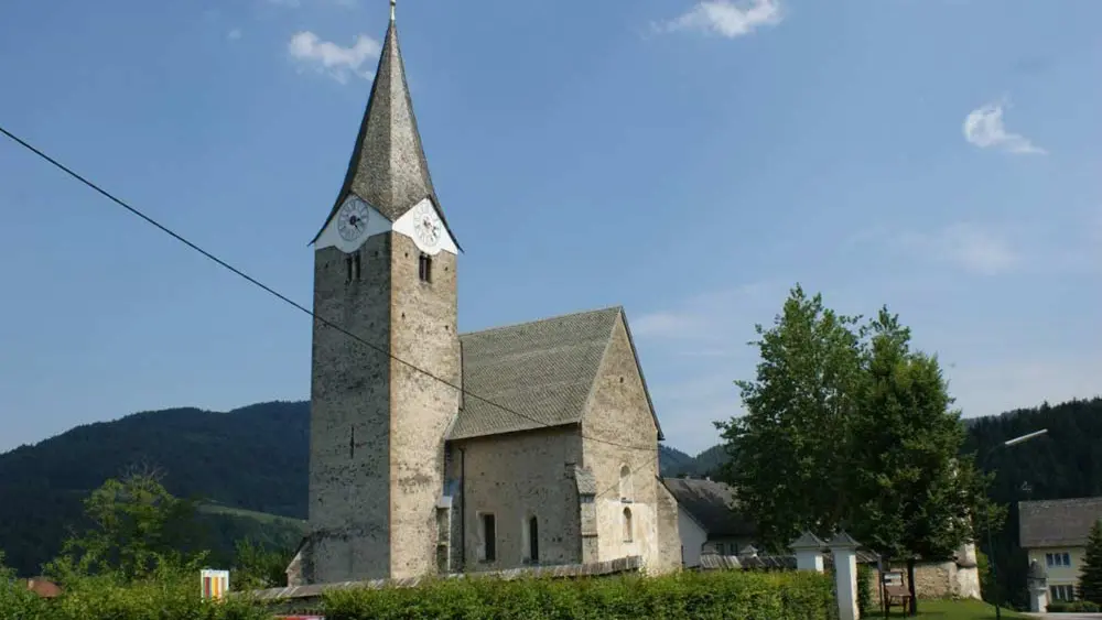 Blick auf die Pfarrkirche St. Jakobus der Ältere in Neuhaus