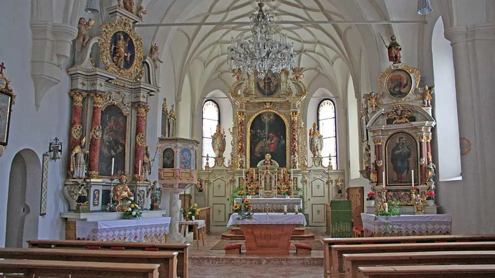 Innenraum der Filialkirche St. Georg in Oberlienz mit Blick auf den Altar