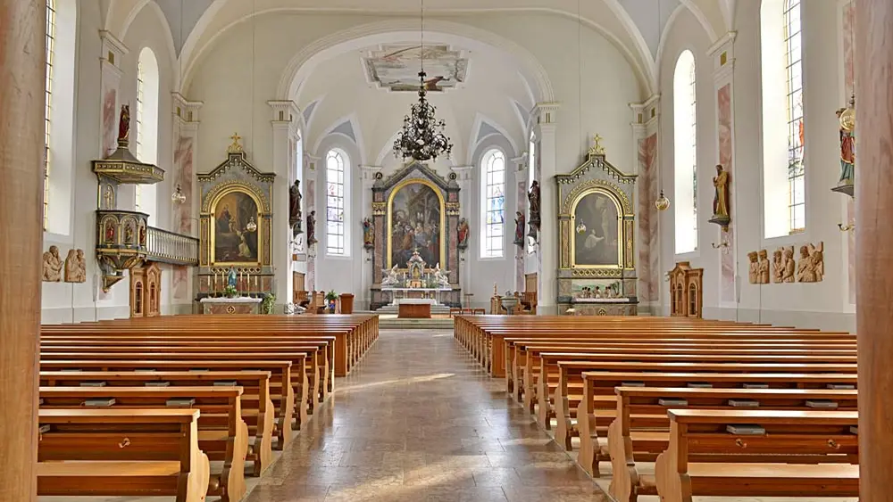 Innenansicht der Pfarrkirche Heilige Drei Könige in Hittisau