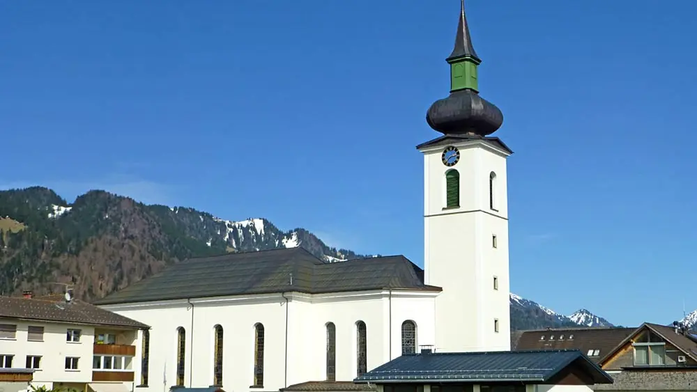 Südwestansicht der Pfarrkirche Heilige Drei Könige in Hittisau