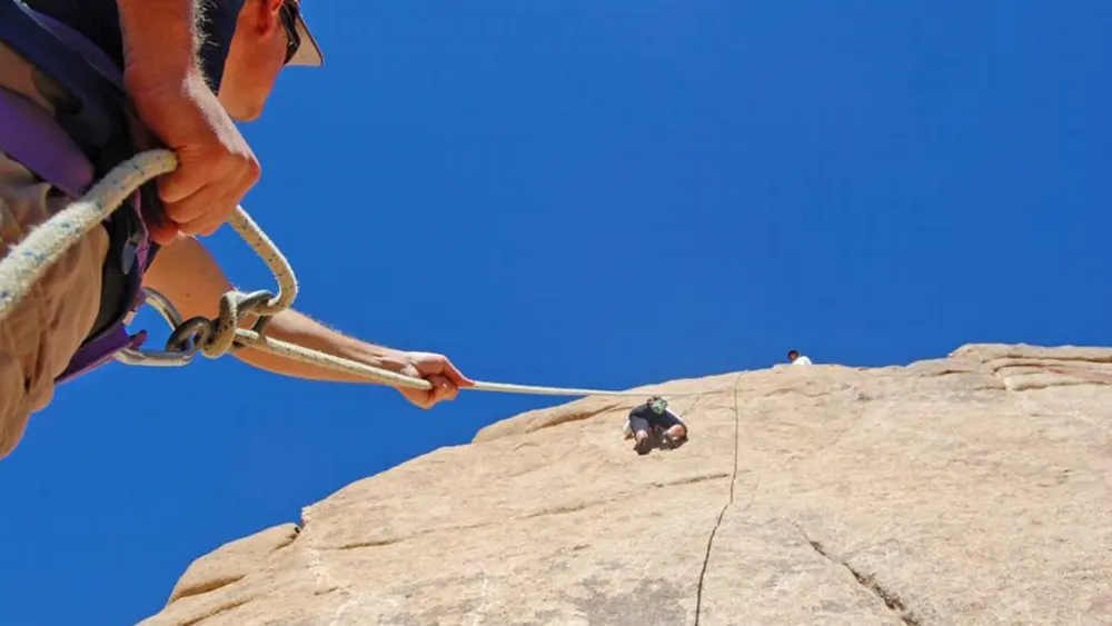 Kletterer vor dem Aufstieg an einer Felswand
