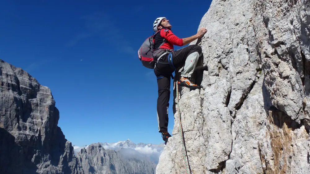 Kletterer an einer Felswand im Val di Sole