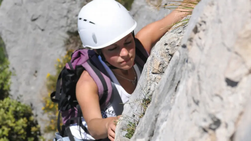 Frau beim Klettern an einer Feldwand im Val di Sole