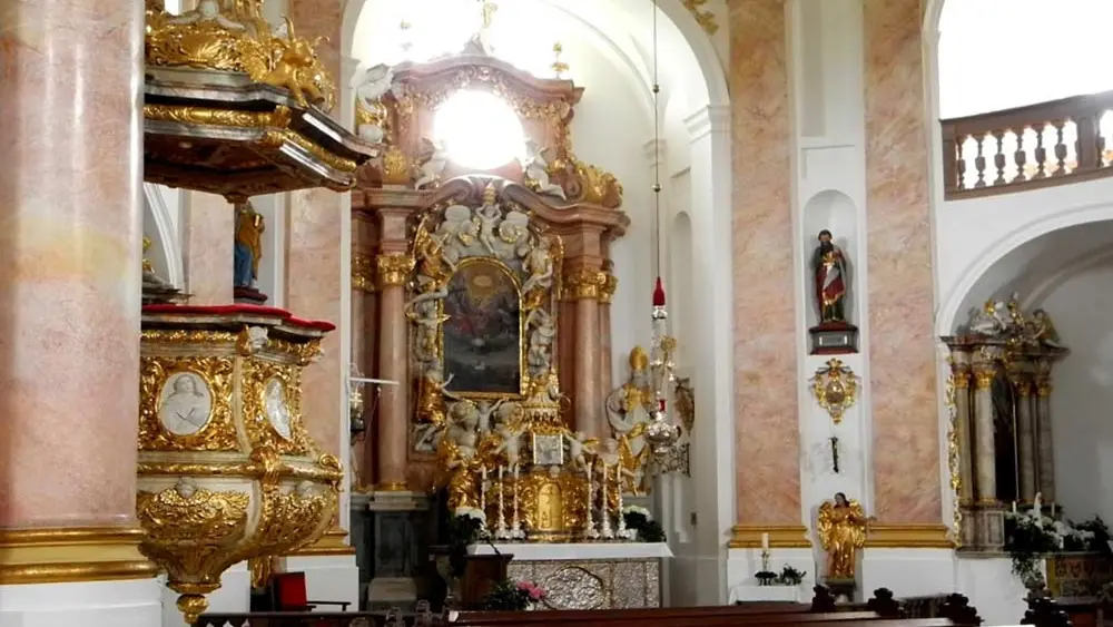 Altar und Kanzel in der Dreifaltigkeitskirche Kappl