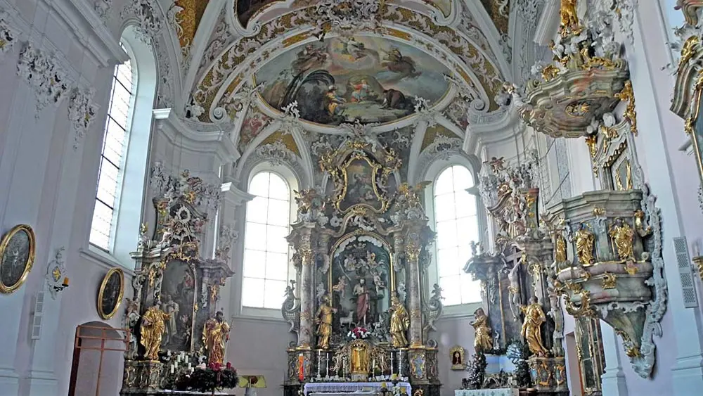 Innenansicht der Pfarrkirche St. Johannes der Täufer in Stams