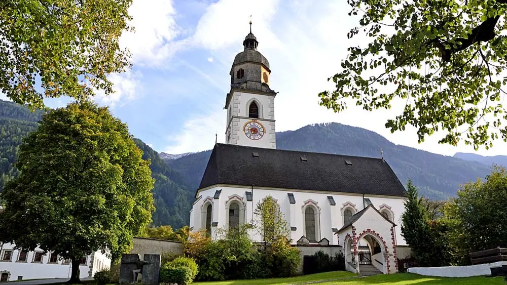 Außenansicht der katholischen Pfarrkirche St. Johannes der Täufer in Stams