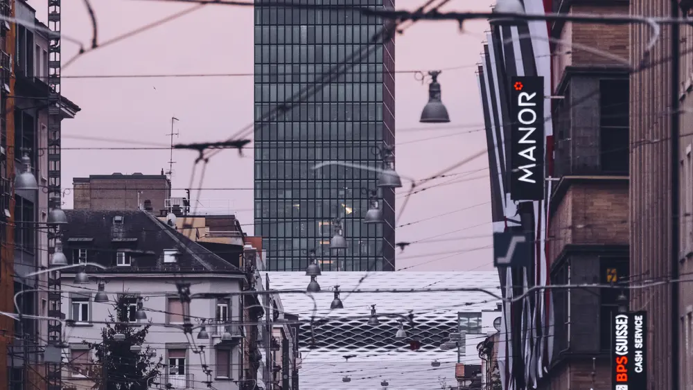 Nebst einem Hotel und Geschäftsräumlichkeiten verschiedener Unternehmen befindet sich im obersten Stockwerk auch die BarRouge. Von hier aus hat man einen atemberaubenden Blick auf die Stadt und auf da