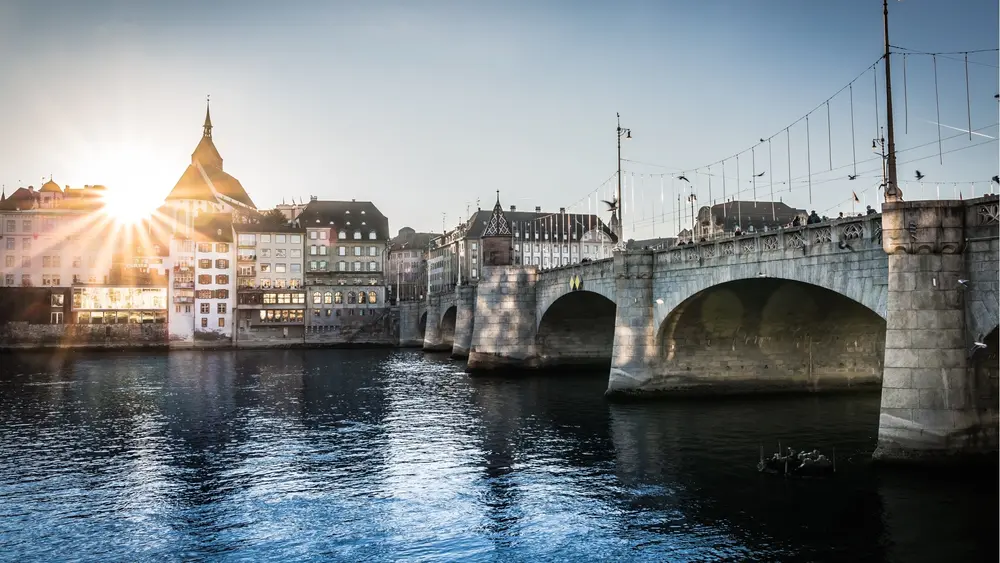 Die Rheinbrücke ist eines der Wahrzeichen von Basel