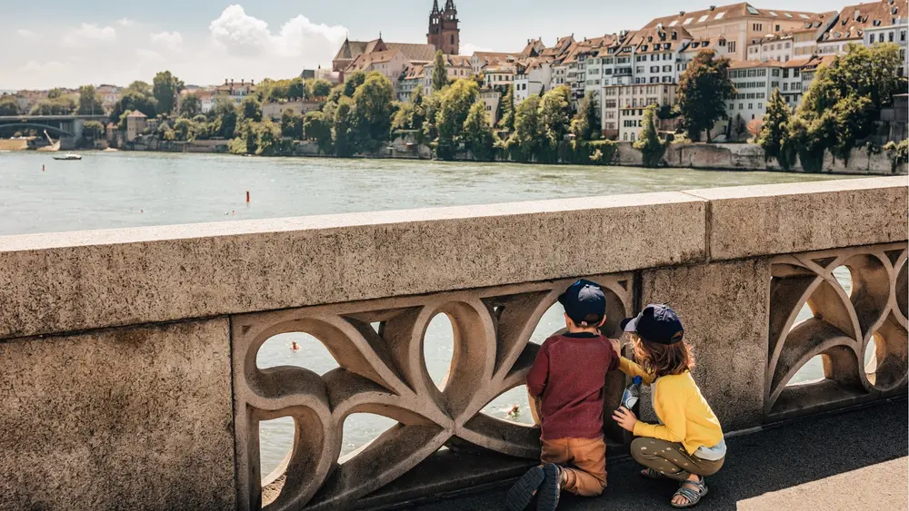 Kinder auf der mittleren Brücke in Basel