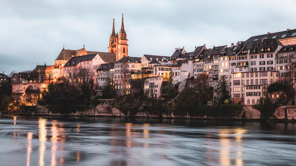 Die Pfalz (am linken Bildrand) liegt direkt hinter dem Münster.