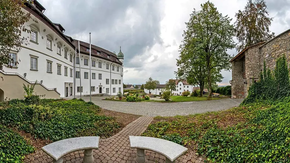 Blick auf das Landesbildungszentrum Schloss Hofen in Lochau