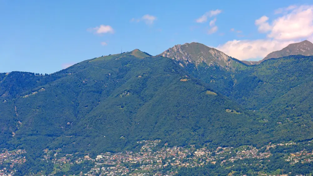 Blick über den Lago Maggiore auf die Berge Cardada und Cimetta