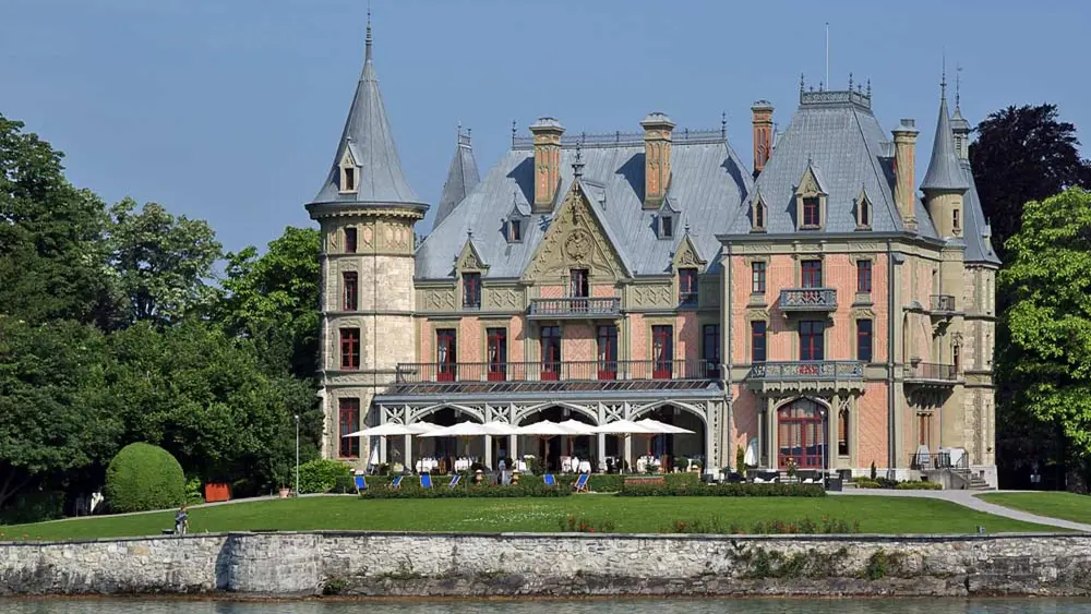 Schloss Schaudau in Thun mit Sonnenterrasse und Thunersee im Vordergrund