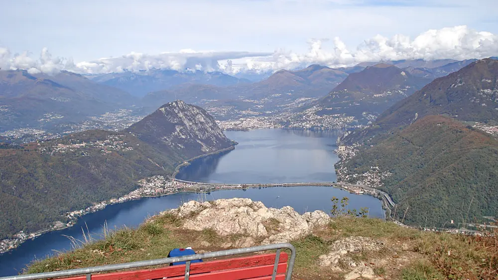 Aussicht vom Gipfel des Monte San Giorgio in Richtung Norden und Luganer See