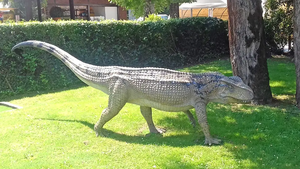 Ticinosuchus-Figur vor dem Fossilienmuseum des Monte San Giorgio in Meride
