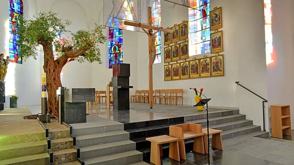 Ölbaum am Taufbecken in der Pfarrkirche St. Johannes der Täufer in Lingenau