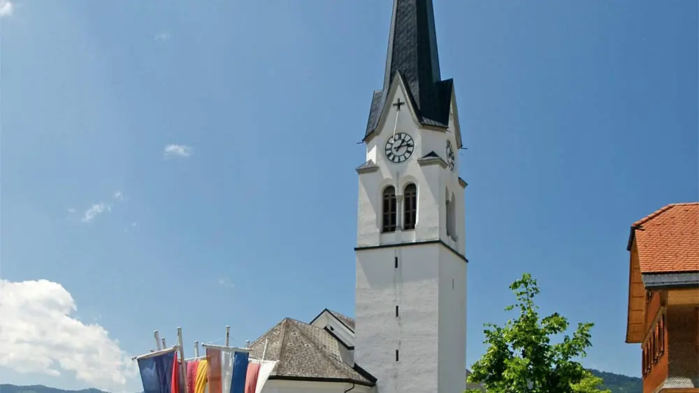 Blick auf die Pfarrkirche St. Johannes der Täufer in Lingenau