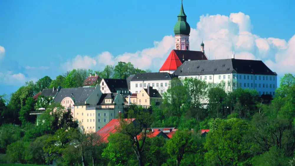 Kloster Andechs vor Wolken