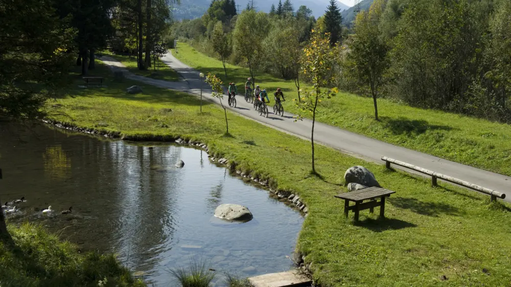 Radfahrer auf einem Radweg im Naturschutzgebiet Alto Noce
