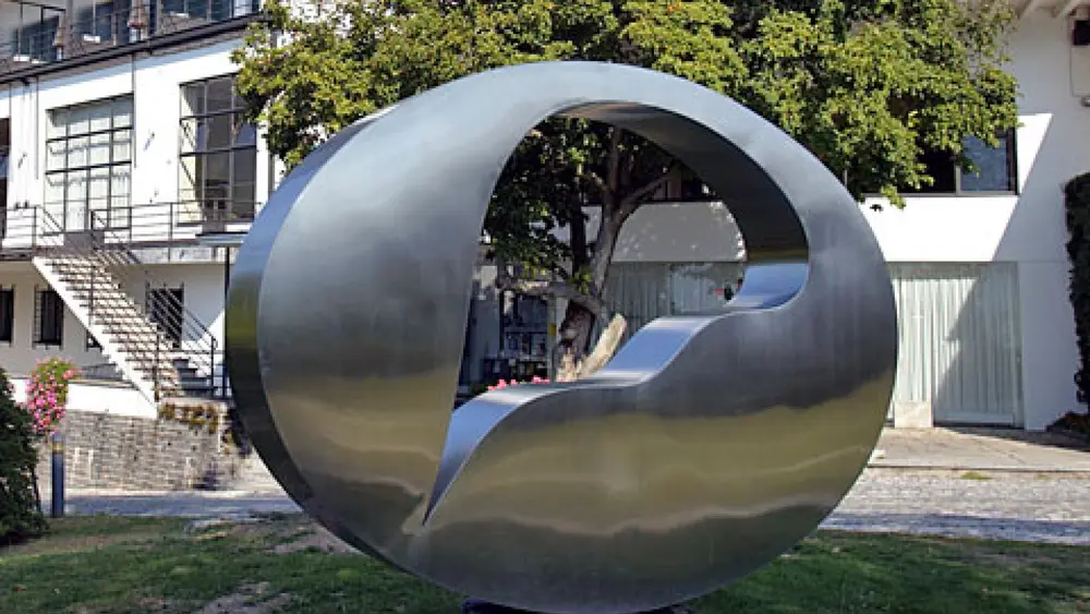 Die Skulptur Goldflammendes Rad von Hans Arp auf dem Monte Verità