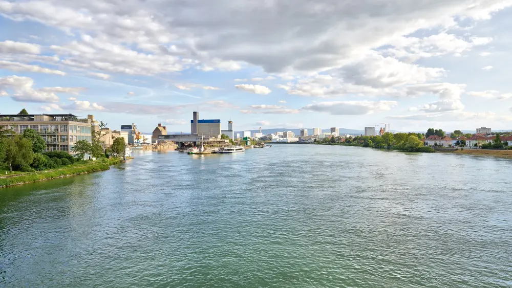 Blick entlang des Rheins in den Rheinhafen