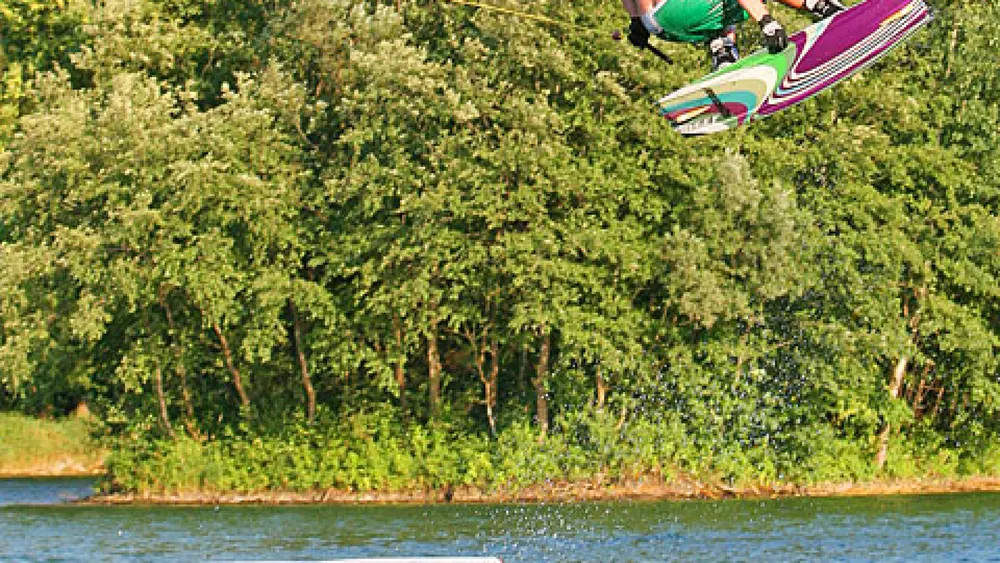 Sprung auf der Wasserskianlage
