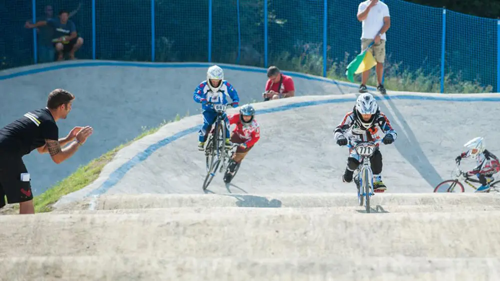 Kinder auf der BMX-Strecke im Freizeitpark Busatte Adventure