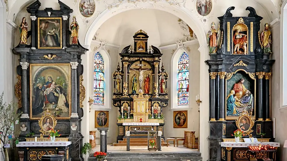 Blick in den Altarraum der Pfarrkirche St. Leonhard in Au im Bregenzerwald