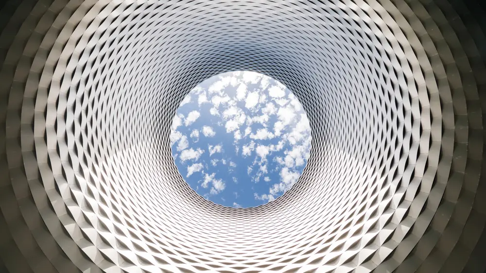 Das Skylight 'Fenster zum Himmel' des in Aluminium gekleideten Neubaus der Messe Basel, designed von Herzog & de Meuron, prägt den Messeplatz.