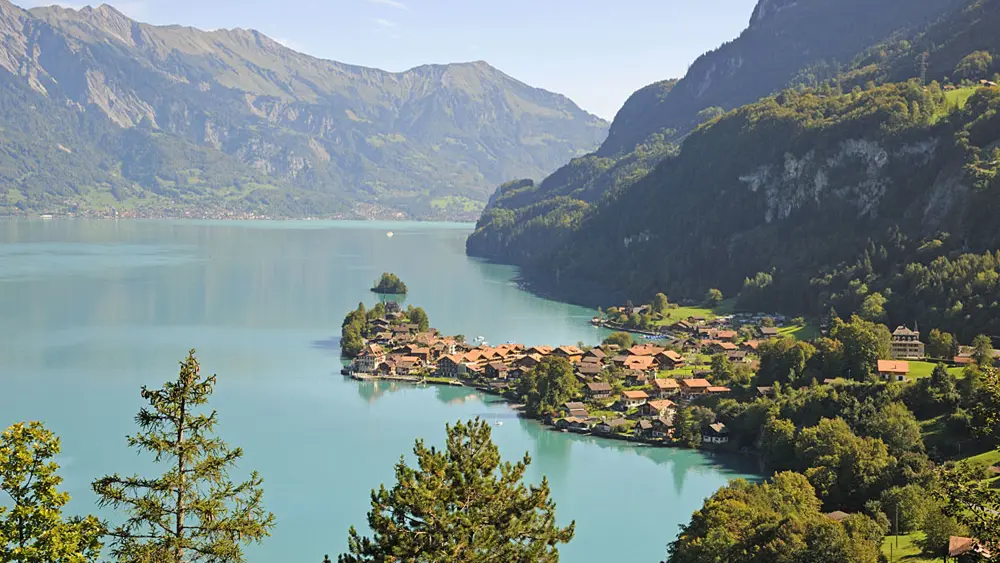 Blick auf den Brienzersee und den Ort Iseltwald