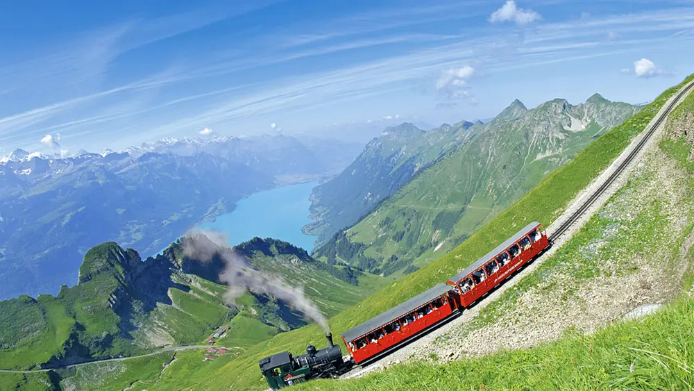 Blick auf die Brienz Rothorn Bahn und den Brienzersee