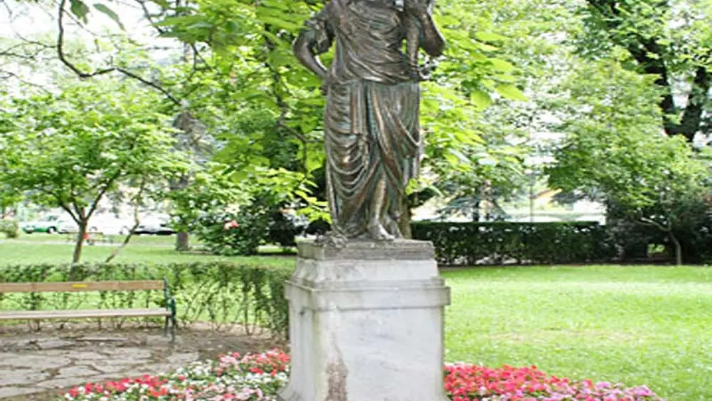 Statue im Schillerpark in Villach