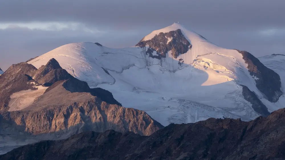 Auch im Sommer ist die Wildspitze mit Schnee bedeckt