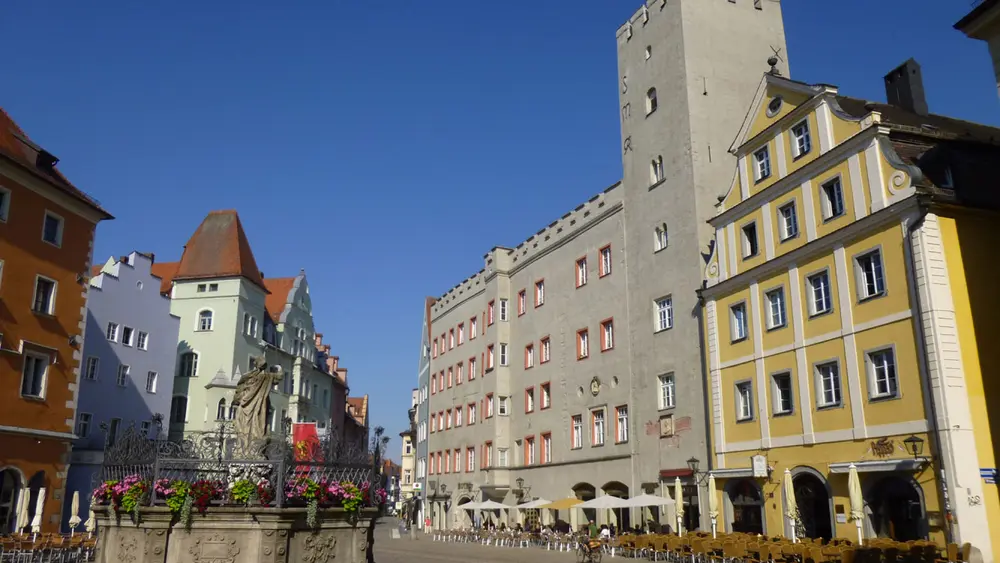 Blick auf die Fassade des Gebäudes Goldenes Kreuz