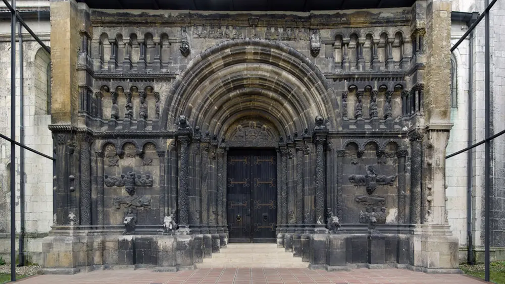 Blick auf das Schottenportal der St. Jakob-Kirche Regensburg