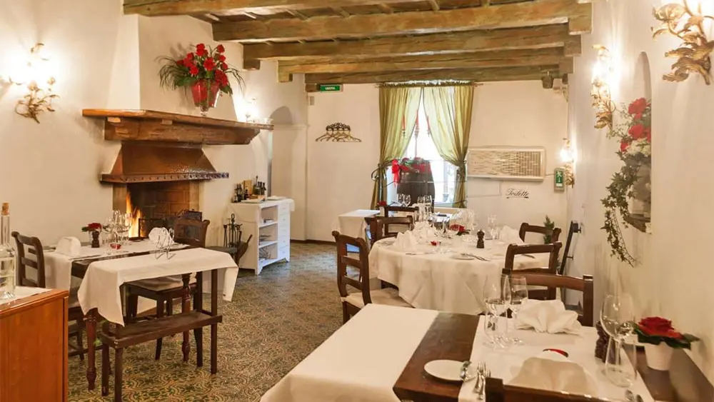 Blick in einen der Speiseräume des Restaurants da Valentino in Locarno