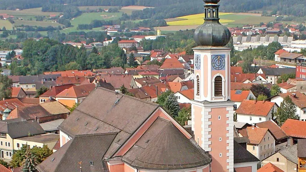 Blick auf die Stadtpfarrkirche Mariä Himmelfahrt in Furth im Wald