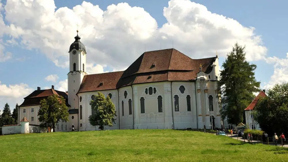 Blick zur Wallfahrtskirche zum Gegeißelten Heiland in Wies bei Steingaden