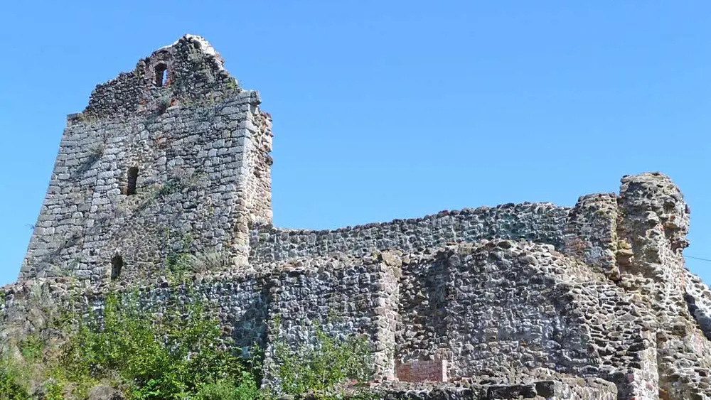 Gebäude der Burgruine Runding