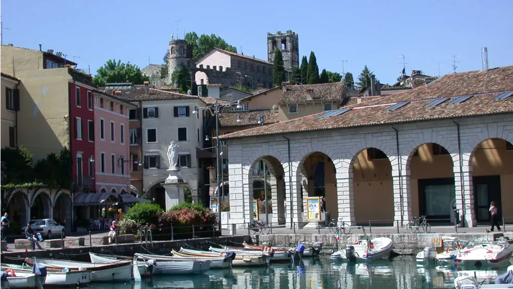 Blick auf den alten Hafen und den Bogengang in Desenzano del Garda