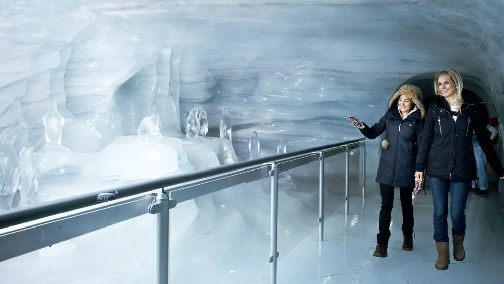 Besucher im Eispalat Jungfraujoch