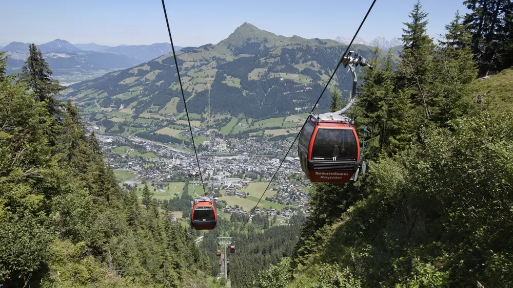Blick auf Kitzbühel und die Hahnenkammbahn