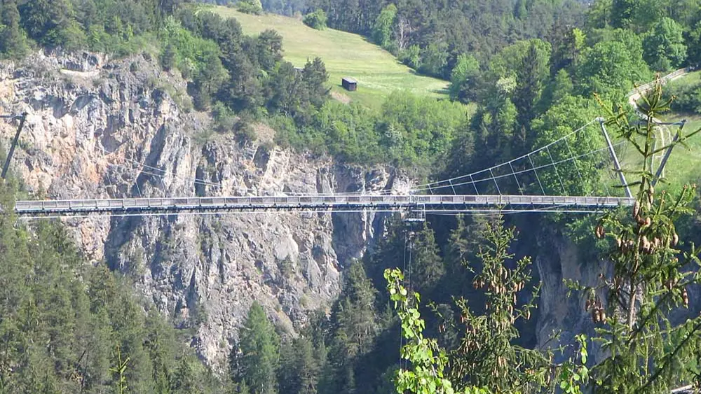 Benni-Raich-Brücke über der Arzler Pitzenklamm
