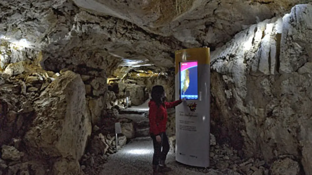 Multimediastehle in der Wendelsteinhöhle