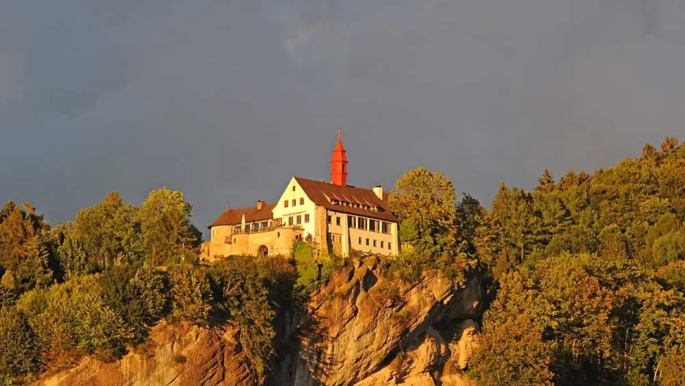 Blick auf Burg Hohenbregenz auf dem Gebhardsberg bei Bregenz