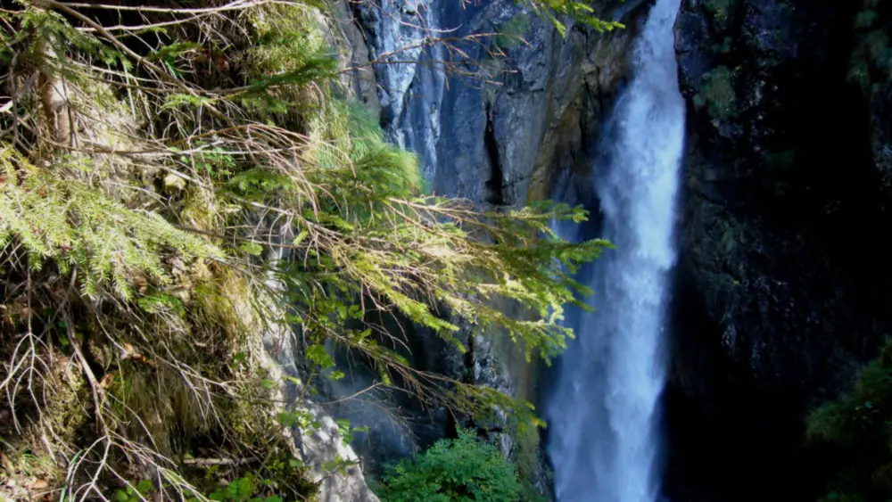 Der Dietersbach-Wasserfall im Hölltobel bei Oberstdorf